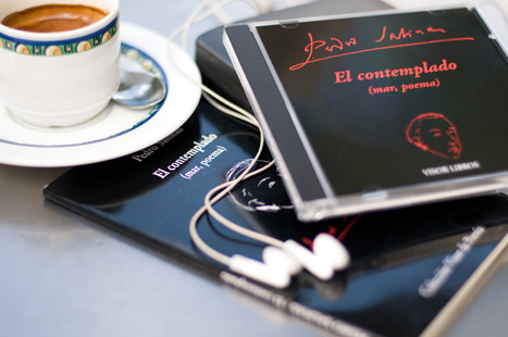 Foto de audiolibro junto a auriculares y taza de café